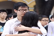 Nghẹn ngào giây phút chia tay tuổi học trò