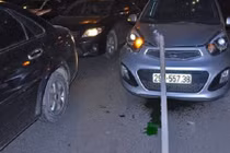 Thanh thép dài hơn 1m rơi lõm đầu ô tô