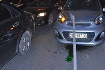 Thanh thép dài hơn 1m rơi lõm đầu ô tô