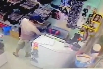 Đạo chích vào cửa hàng đồ lót nam móc trộm tiền