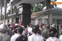 Hòa Bình: Vì sao 200 người dân quây trụ sở UBND huyện?