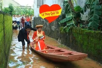 Xúc động những bức ảnh đám cưới mùa mưa lũ