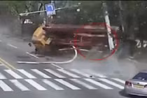 Xe tải đi giật lùi, gây tai nạn kinh hoàng