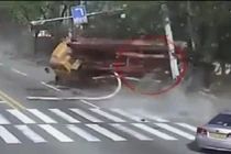 Xe tải đi giật lùi, gây tai nạn kinh hoàng