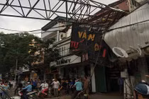 Cẩu đường sắt đô thị sập đè bẹp nhà dân, bà bầu nhập viện