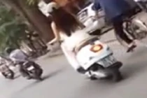 Gái trẻ mặc váy ngắn... tung bay trên phố phường