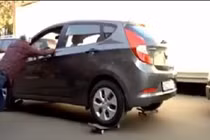 Cách lùi xe siêu "bá đạo"