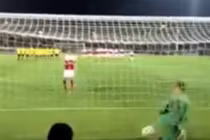 Cười đau ruột với thủ môn bắt penalty