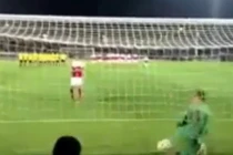 Cười đau ruột với thủ môn bắt penalty