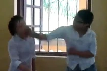 Phẫn nộ nam sinh tát bôm bốp vào mặt nữ sinh