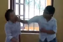 Phẫn nộ nam sinh tát bôm bốp vào mặt nữ sinh