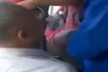 Cụ ông bệnh hoạn... hôn ngực thiếu nữ trên xe buýt