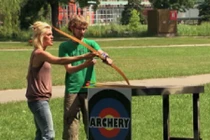 Bắn cung trúng... người