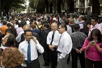 Người dân hoảng hốt tháo chạy ra đường vì động đất