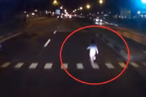 Hoảng hốt cảnh bé gái chạy ngang qua đầu ô tô