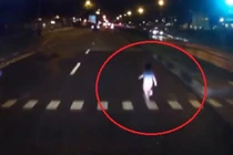 Hoảng hốt cảnh bé gái chạy ngang qua đầu ô tô