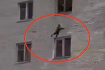 Mẹ ném con từ tầng 4 xuống đất khỏi đám cháy