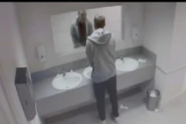 Té ngửa với “gương ma” trong WC