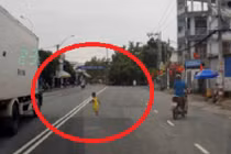 Hết hồn với clip bé trai sang đường suýt bị xe đâm