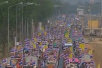 Lái máy cày đòi nợ chính phủ