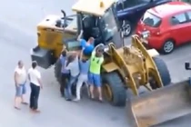 Clip trai trẻ say rượu, lái máy xúc húc loạt ô tô