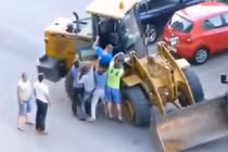 Clip trai trẻ say rượu, lái máy xúc húc loạt ô tô