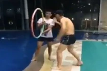 Thanh niên bị bạn troll trong bể bơi một cách hài hước