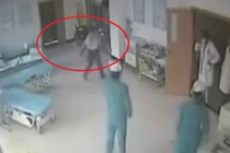 Bệnh nhân nổi loạn trong bệnh viện, bác sĩ “bó tay“