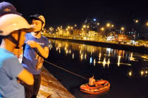 Bàng hoàng thiếu nữ ôm gấu bông nhảy xuống sông Đà