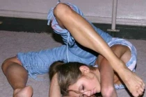 Kinh ngạc với nghệ thuật “quằn quại” của người đẹp