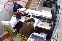 Lễ tân ngủ gục, bị trộm móc điện thoại