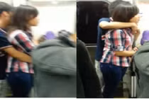 Cặp đôi thản nhiên “sờ soạng” nhau trên xe buýt