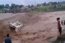 Hãi hùng cảnh lũ cuốn hàng chục người trong ô tô