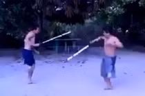 Hai chàng lùn "xếp hình" dằn mặt thanh niên cứng