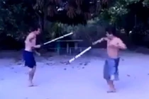 Hai chàng lùn "xếp hình" dằn mặt thanh niên cứng