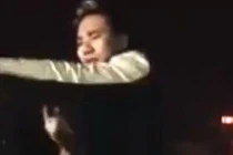 “Ca sĩ bị tố hiếp dâm” nổi khùng vì chiếc ghế nhựa