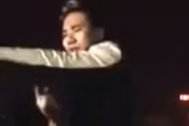 “Ca sĩ bị tố hiếp dâm” nổi khùng vì chiếc ghế nhựa