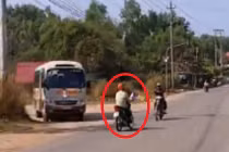 Quái xế mơ ngủ, đâm nát bét xe người khác