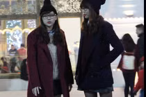 Gái trẻ diện mốt "trên đông, dưới hè"... mê mẩn chụp hình