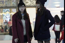 Gái trẻ diện mốt "trên đông, dưới hè"... mê mẩn chụp hình