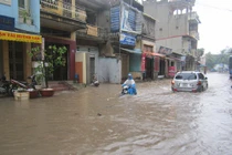 Phố Hà Nội thành sông do mưa bão