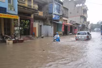 Phố Hà Nội thành sông do mưa bão