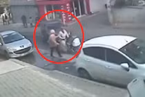 Ô tô huých bà mẹ đẩy xe nôi tới... tử vong