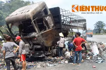 Xe tải chở 2 tấn hàng bị cháy trơ khung sắt