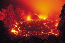 Cận cảnh miệng núi lửa sụt lún trong vài giờ