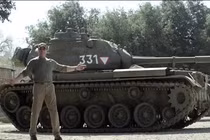 “Kẻ hủy diệt” Arnold Schwarzenegger mua xe tăng nghiền nát ô tô