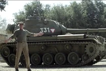 “Kẻ hủy diệt” Arnold Schwarzenegger mua xe tăng nghiền nát ô tô