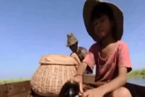 Theo bé 5 tuổi bắt rắn mưu sinh