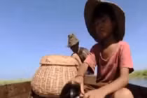 Theo bé 5 tuổi bắt rắn mưu sinh