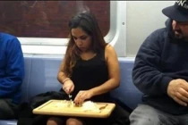 Những hành động... không giống ai nơi công cộng